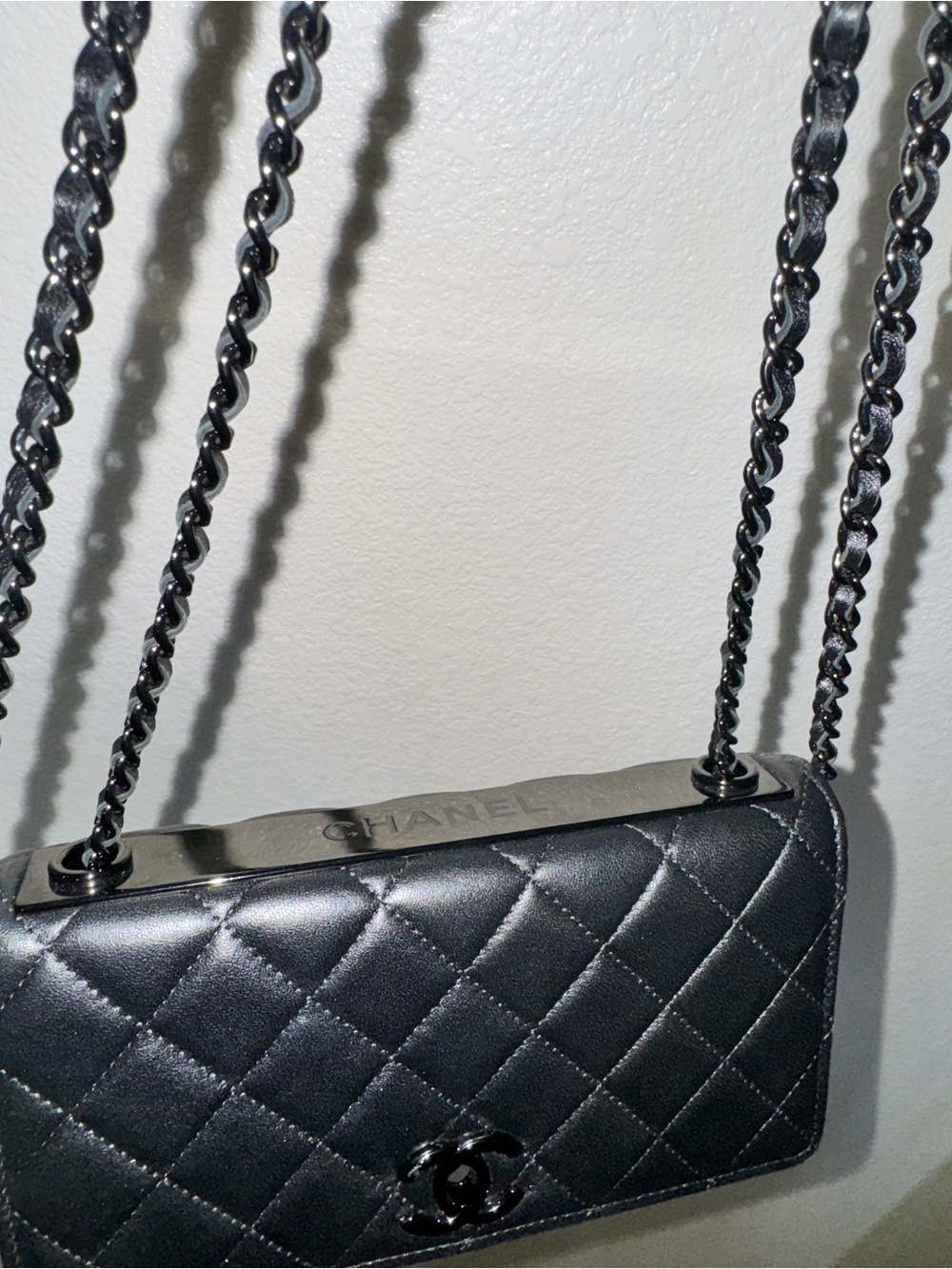 CHANEL Black Quilted Leather Shoulder Bag with Chain-Strap Detail